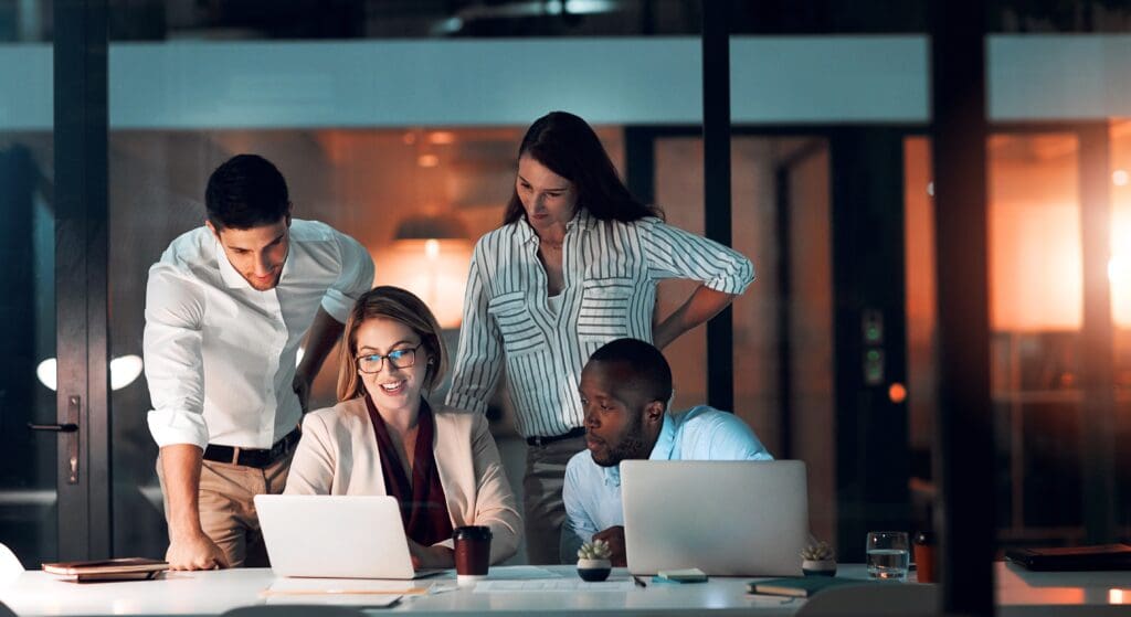 Vier Studierende im Studienprofil Personalentwicklung und HR-Management arbeiten zusammen an einem Projekt.