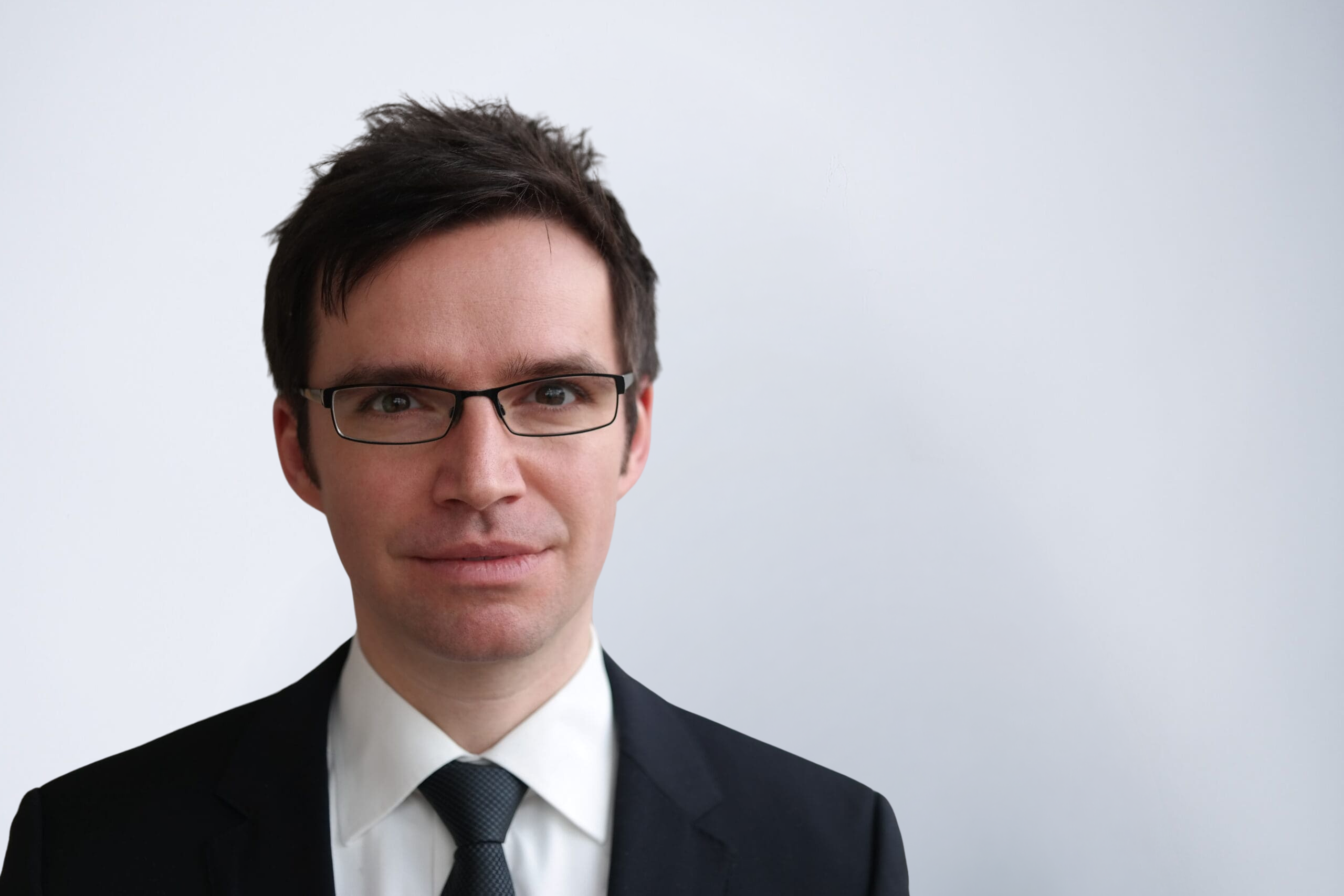 Portrait von Prof. Dr. Florian M. Artinger