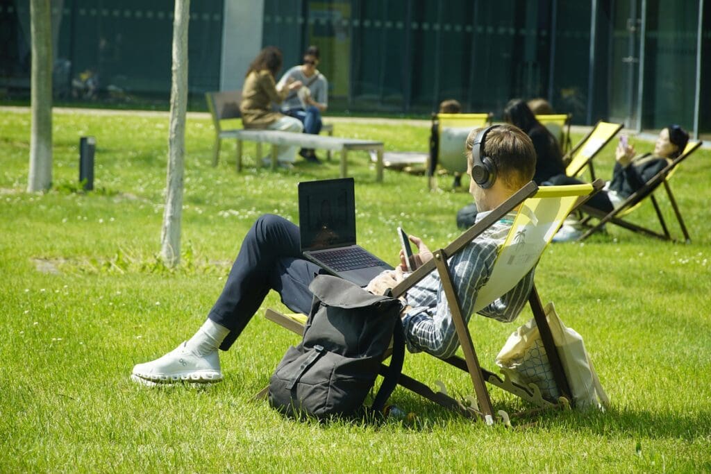 Fernstudium im Ausland – Studieren und Arbeiten unterwegs